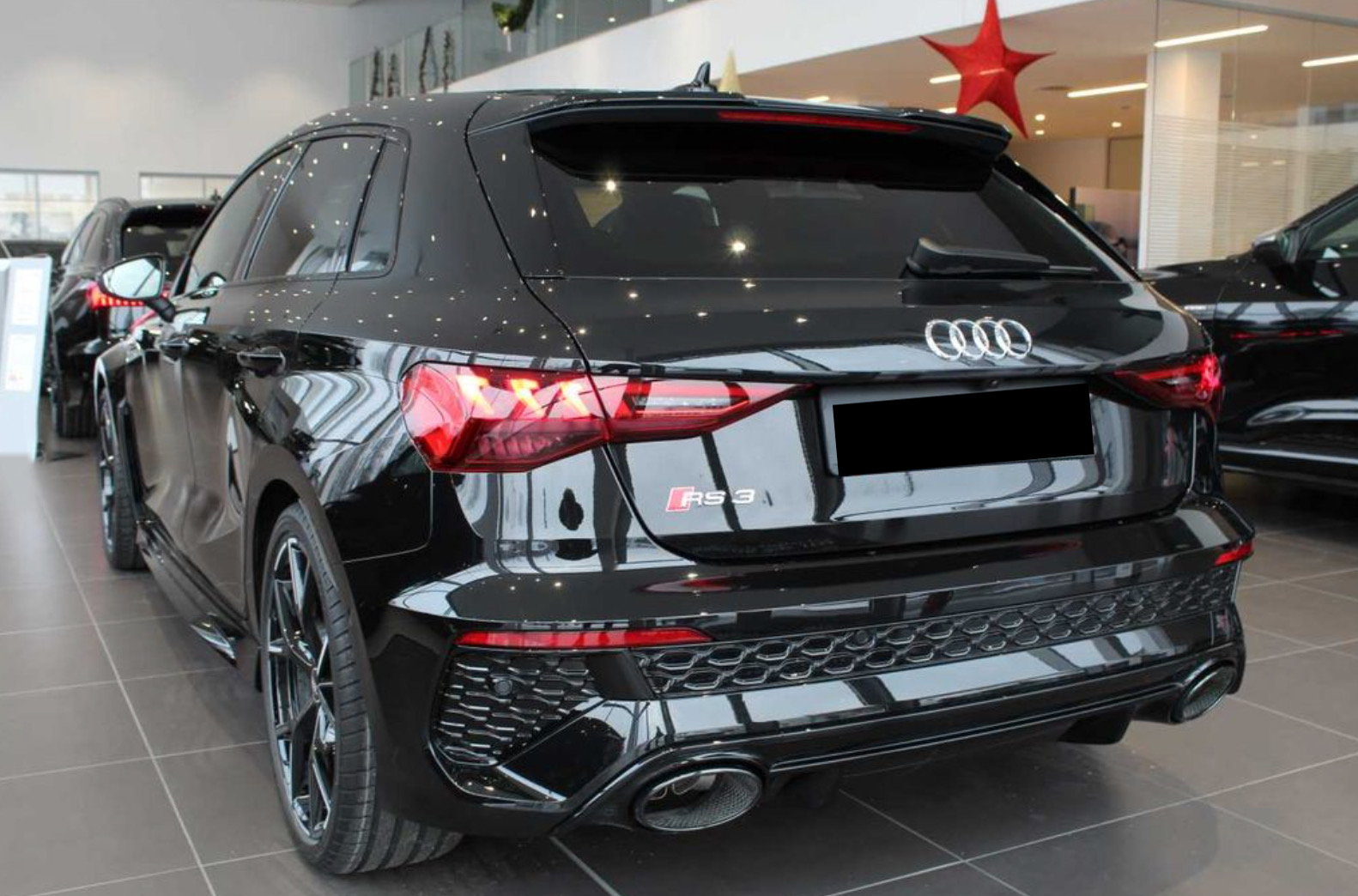 AUDI RS3 SPORTBACK | NOVÉ AUTO SKLADEM | super sportovní hatchback | výkon 400 koní | červený designový paket | super cena 1.609.000,- Kč bez DPH | nákup online na AUTOiBUY.com